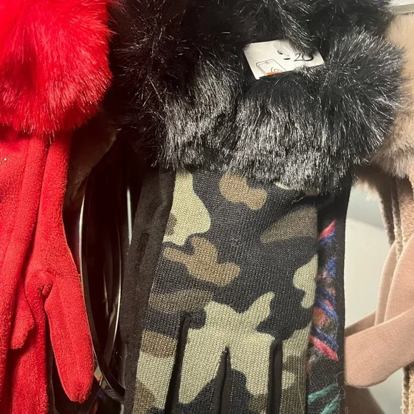 Elegant Red Fur-Trimmed Gloves - Picture 4 of 4